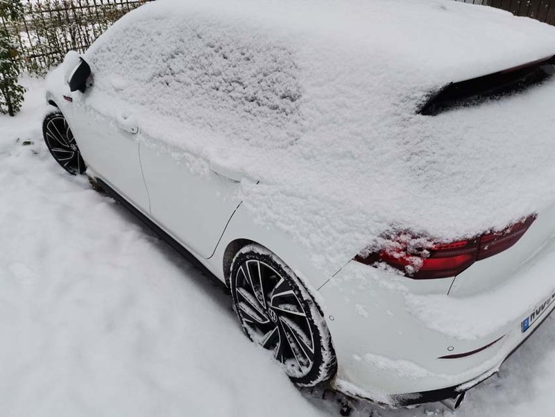 Vor dem Losfahren, Fahrzeug von Schnee auf Motorhaube und Dach befreien. (Foto:SP-X)